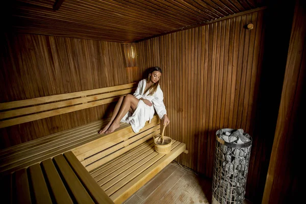 Hezká Mladá Žena Odpočívající Sauně — Stock fotografie