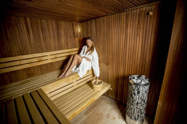 Ładna Młoda Kobieta Relaksująca Się Saunie — Zdjęcie stockowe