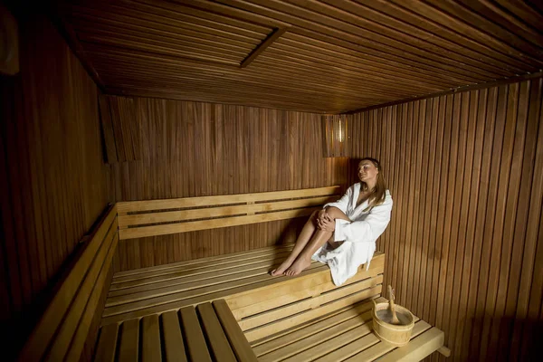 Mujer Joven Bonita Relajándose Sauna —  Fotos de Stock
