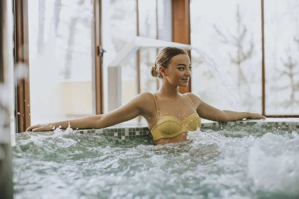 Genç Güzel Kadın Kapalı Köpük Banyosu Havuzunda Rahatlatıcı — Stok fotoğraf