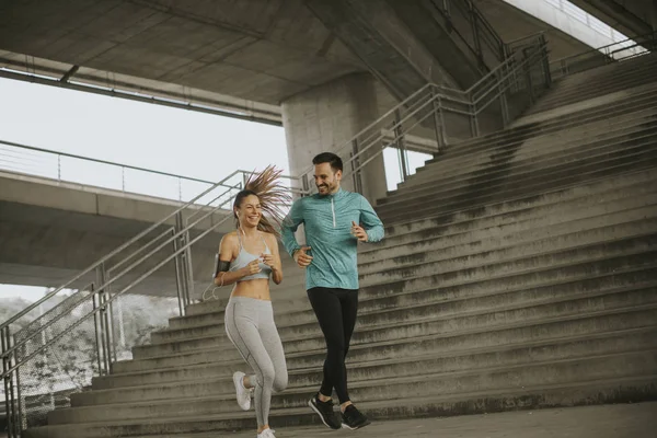 Pareja Joven Corriendo Entorno Urbano — Foto de Stock