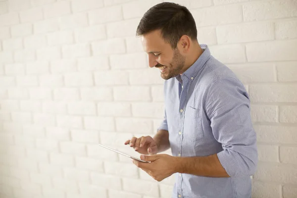 Hombre Joven Usando Tableta Digital Habitación Por Pared Blanca — Foto de Stock