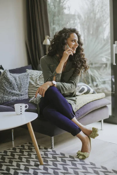 Cabelo Encaracolado Jovem Mulher Usando Telefone Celular Caneca Segurando Enquanto — Fotografia de Stock