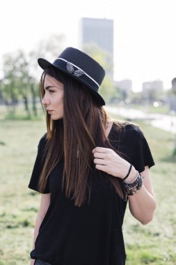 Şık genç kadın parkta bir yaz gününde