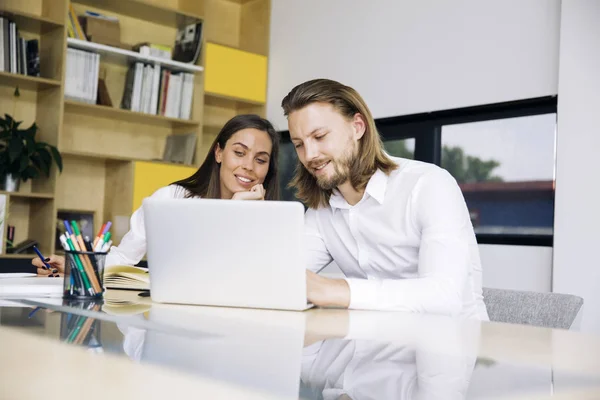 Pareja Negocios Inteligentes Trabajando Juntos Proyecto Una Moderna Oficina Startups — Foto de Stock