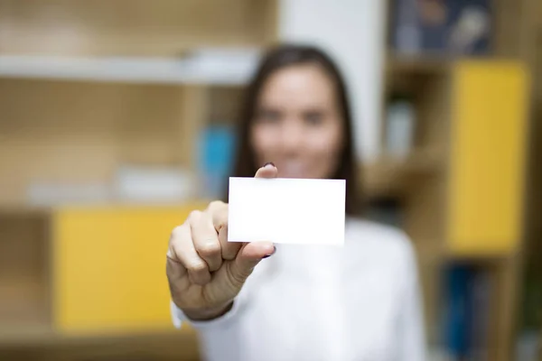 年轻的女商人的肖像持有空白卡为您的信息 — 图库照片