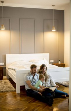 Genç Anne okuma ufaklık için rezervasyon yaptırın ve floot odasında eğlenin