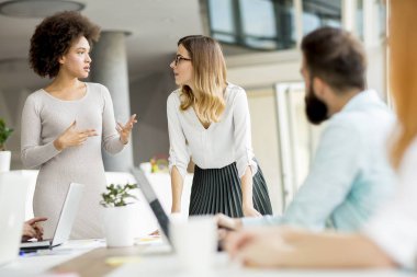 Bir strateji tartışmak ve birlikte çalışma office iş adamları, görüntüleme