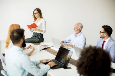Görünümü çok ırklı iş adamları toplantı ve gülümseyen personel sırasında masa etrafında