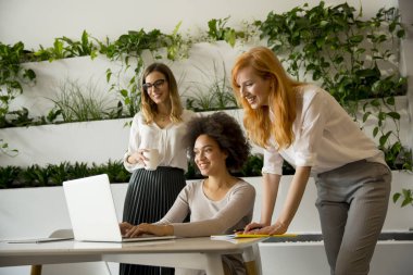 Çalışma veri ve modern ofisindeki sunmak neşeli profesyonel çok ırklı kadınlar