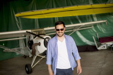 Yakışıklı genç pilot Ultralight uçak uçuş öncesi kontrol