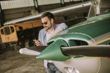 Yakışıklı genç pilot Ultralight uçak uçuş öncesi kontrol