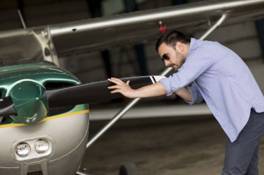 Yakışıklı genç pilot Ultralight uçak uçuş öncesi kontrol