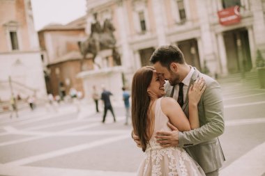 Genç düğün çift üzerinde Capitoline Tepesi Roma, İtalya