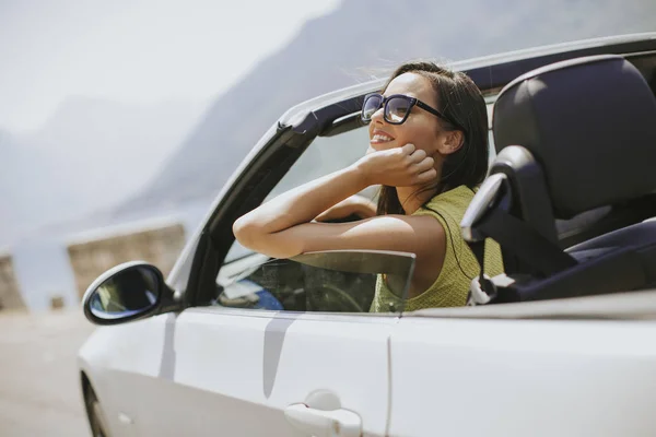 Junge Frau Mit Sonnenbrille Steuer Ihres Cabrio Top Autos Einem — Stockfoto