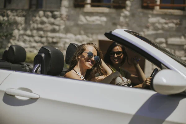 Junge Frauen Mit Sonnenbrille Cabrio Verdeck Einem Sonnigen Tag Meer — Stockfoto