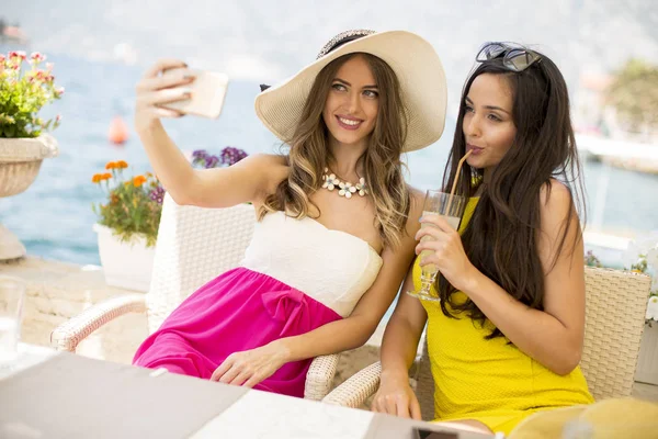 Two Pretty Young Women Taking Selfie Mobile Phone Sea Sunny — Stock Photo, Image