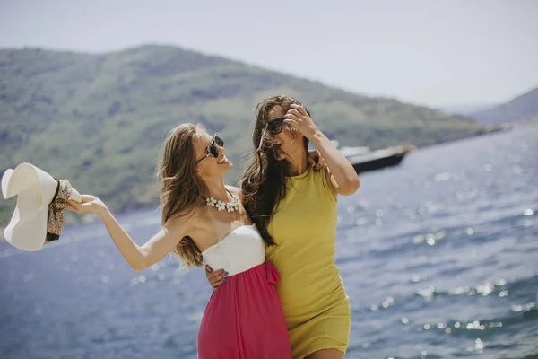 两个年轻漂亮的女人在海边玩 夏天的时候 — 图库照片