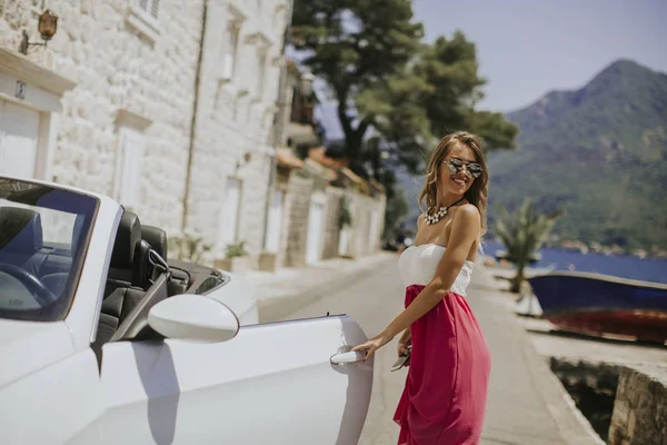 Hübsche Junge Frau Mit Sonnenbrille Weißen Cabrio — Stockfoto