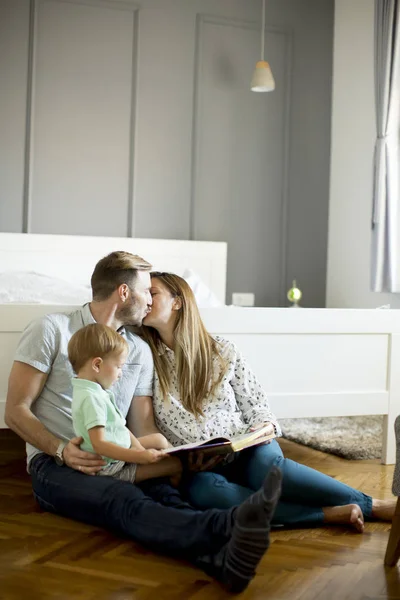 Unga Föräldrar Läsa Boka Till Liten Pojke Och Kul Floot — Stockfoto