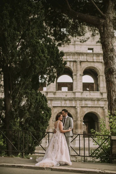 Casamento Jovem Encantador Pelo Coliseu Roma Itália — Fotografia de Stock