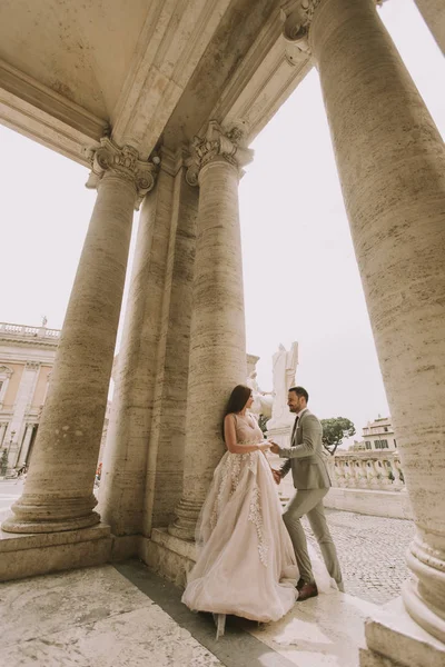 Jovem Casal Recém Casado Atraente Posando Roma Com Arquitetura Bonita — Fotografia de Stock