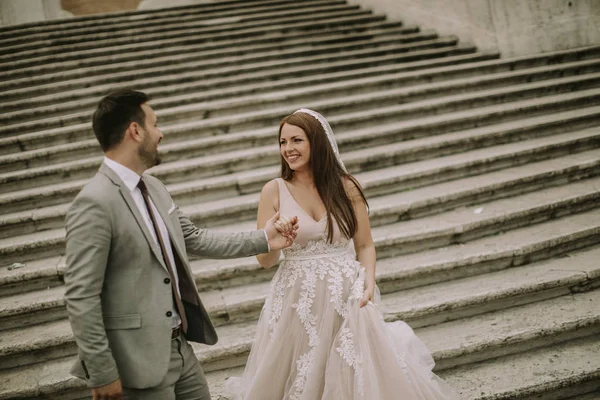 イタリア ローマのスペイン階段で若い結婚式のカップル — ストック写真