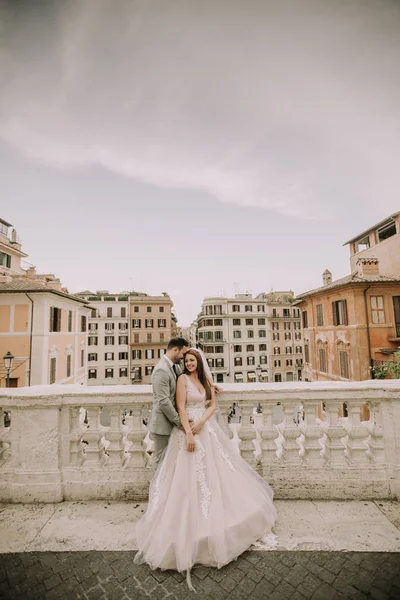 Jovem Casal Recém Casado Atraente Posando Roma Com Arquitetura Bonita — Fotografia de Stock