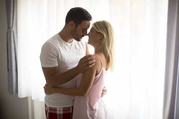 Sidovy Romantiska Par Stående Fönster Rummet — Stockfoto