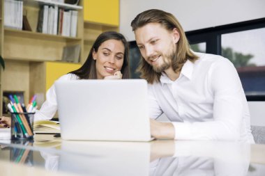 Akıllı iş çift birlikte projede modern Başlangıç ofiste çalışan