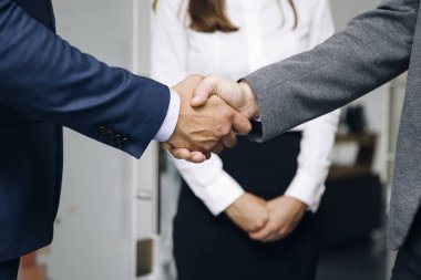 Anlaşma anlaşma ofiste sonra işadamları el sıkışma