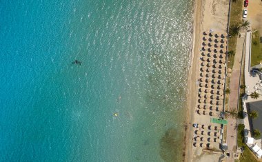 Yunanistan 'ın Chalkidiki kentindeki Nea Roda plajındaki hava manzarası