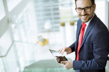 Modern ofis merdivenlerde tablete ile yakışıklı genç