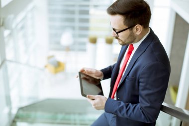 Modern ofis merdivenlerde tablete ile yakışıklı genç