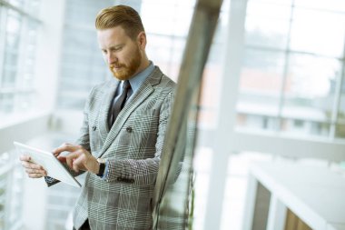 Office merdivenlerde tablet kullanarak kendine güvenen işadamı portresi