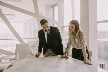 Modern ofis planlardaki bakarak iş adamları