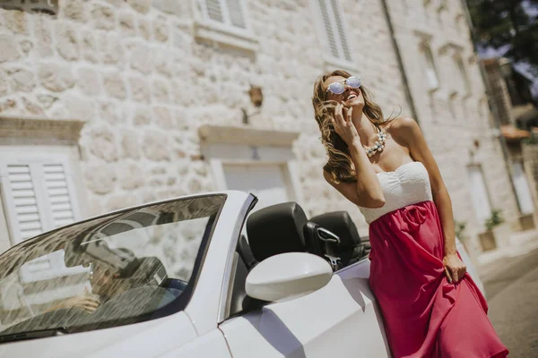 Junge Frau Benutzt Handy Und Steht Sommertag Neben Cabrio — Stockfoto