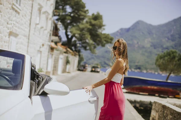 Hübsche Junge Frau Mit Sonnenbrille Weißen Cabrio — Stockfoto