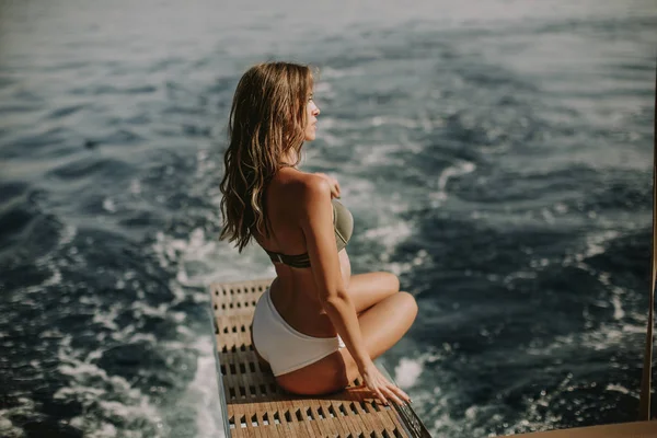 Pohled Mladou Atraktivní Ženu Sedící Luxusní Jachtě Plovoucí Moři — Stock fotografie
