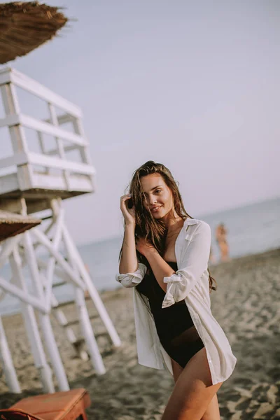 Vue Jeune Femme Posant Sur Plage Par Tour Observation Des — Photo