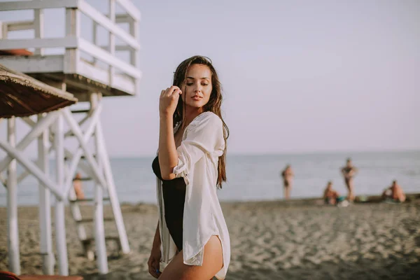 Visa Ung Kvinna Poserar Stranden Lifeguard Utsiktstorn — Stockfoto