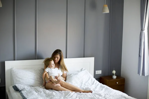 Oung Mãe Com Seu Filho Bonito Cama Quarto — Fotografia de Stock