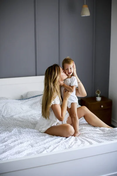 Oung Mãe Com Seu Filho Bonito Cama Quarto — Fotografia de Stock