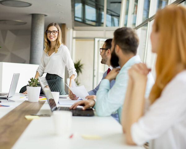 Вид многорасовых деловых людей за столом во время собрания персонала и улыбки
