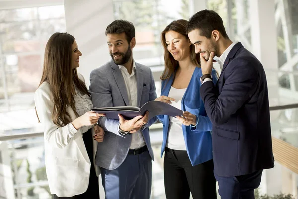 Ayakta Office Belgeleri Analiz Etme Genç Adamları — Stok fotoğraf