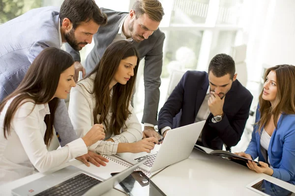 İş adamları modern ofis toplantısı sırasında beyin fırtınası