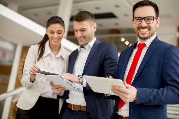 Retrato Jóvenes Empresarios Pie Oficina — Foto de Stock