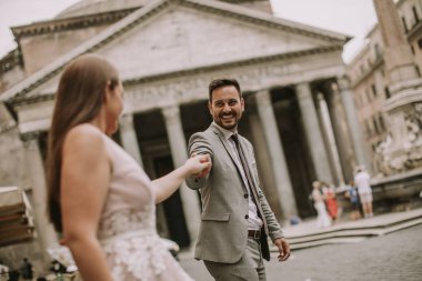 Güzel genç düğün çift tarafından Panteon Roma, İtalya