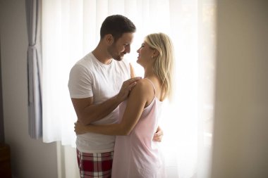 Romantik Çift ayakta odanın penceresinde tarafından yan görünüm