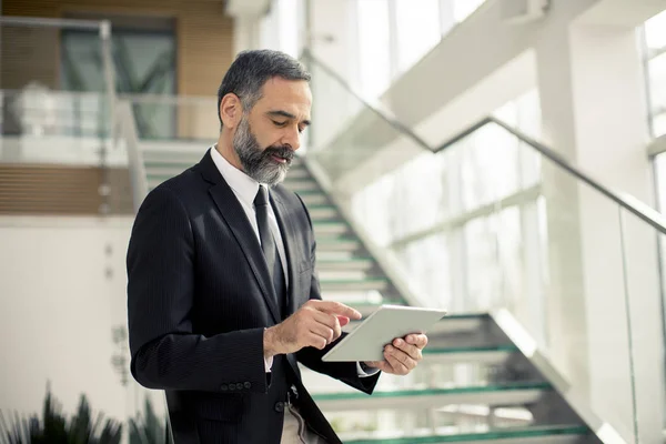 Retrato Belo Empresário Sênior Com Tablet Digital Escritório Modren — Fotografia de Stock